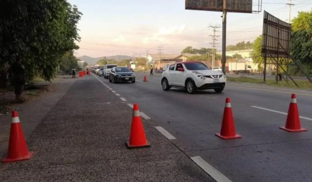 Workers’ Day march attendees report checkpoints on several roads in El Salvador — Asistentes a marcha del Día del Trabajador denuncian retenes en varias carreteras de El Salvador