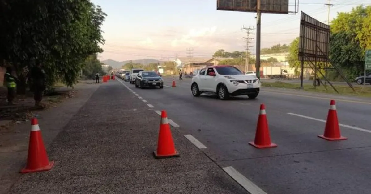 Workers’ Day march attendees report checkpoints on several roads in El Salvador — Asistentes a marcha del Día del Trabajador denuncian retenes en varias carreteras de El Salvador