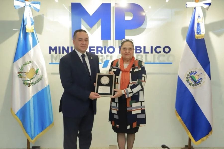 Salvadoran Attorney General Presents Award to Guatemalan Counterpart Sanctioned by U.S. and EU — Fiscal salvadoreño entrega reconocimiento a homóloga guatemalteca sancionada por EEUU y UE