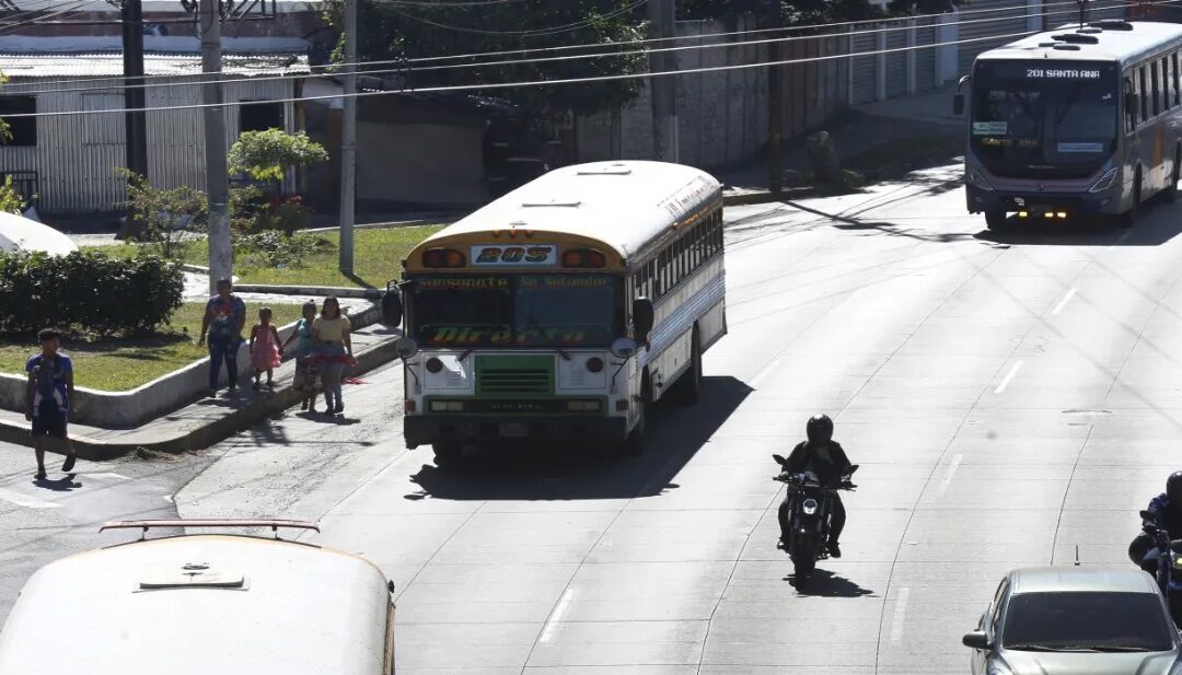 “There are costs we can no longer cover,” say transport operators requesting “urgent” meeting with Public Works minister — “Hay costos que ya no podemos cubrir”, dicen transportistas que piden reunión “urgente” con ministro de Obras Públicas