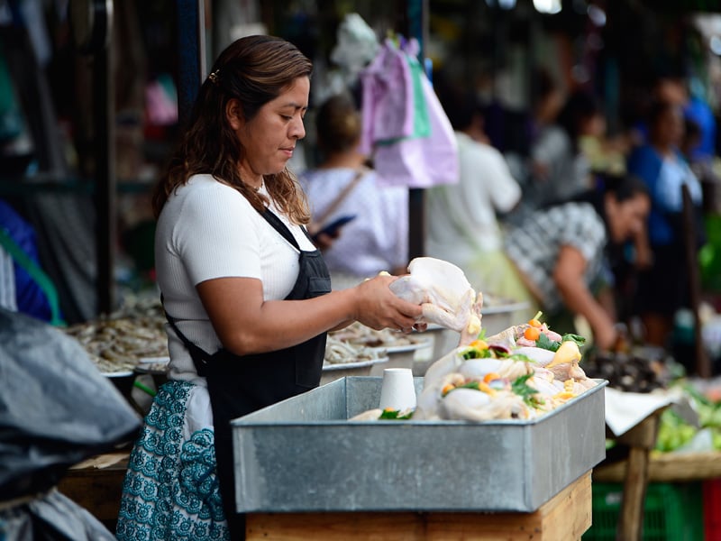 Salvadoran women devote more time to unpaid work and face greater labor informality — Las mujeres salvadoreñas dedican más tiempo al trabajo no remunerado y enfrentan mayor informalidad laboral