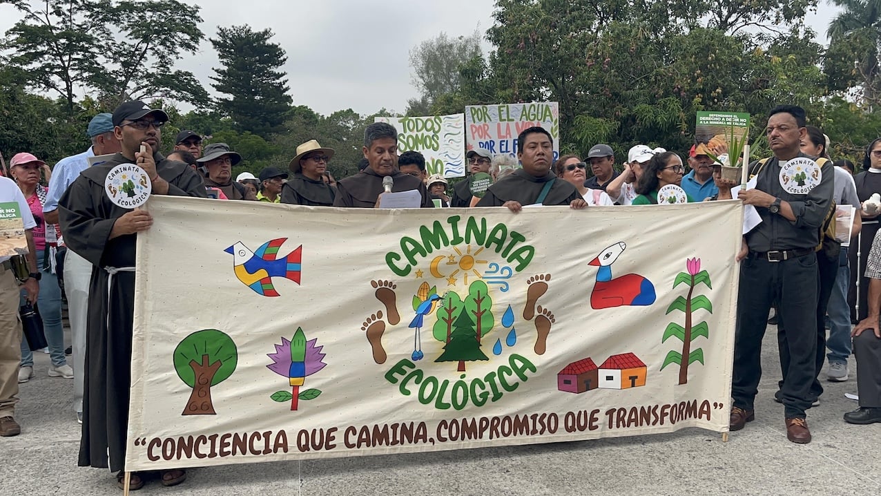 Ecological Walk demands repeal of metallic mining and care for our common home — Caminata Ecológica exige derogar la minería metálica y cuidar la casa común