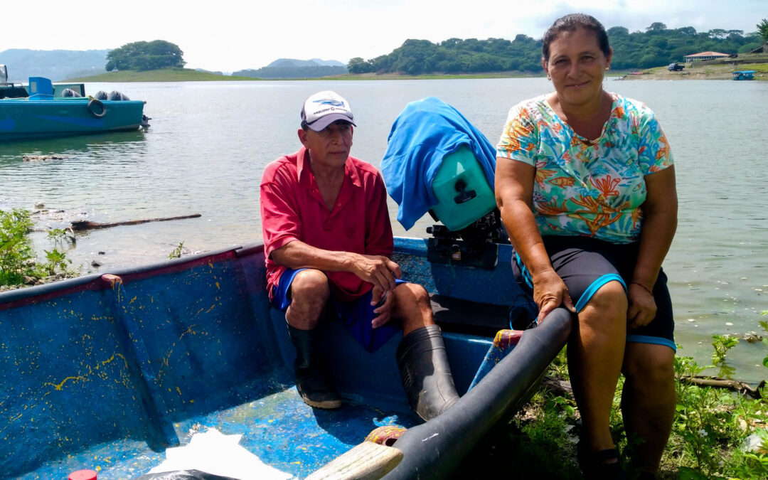 Salvadoran fishing navigates between pollution and neglect — La pesca salvadoreña navega entre la contaminación y el abandono