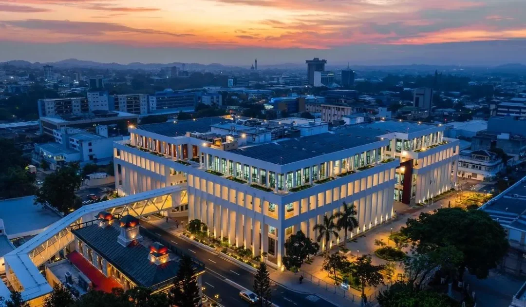 Hospital Rosales received more than half of its budget in the first four months of the year — El Hospital Rosales recibió más de la mitad de su presupuesto en los primeros cuatro meses del año
