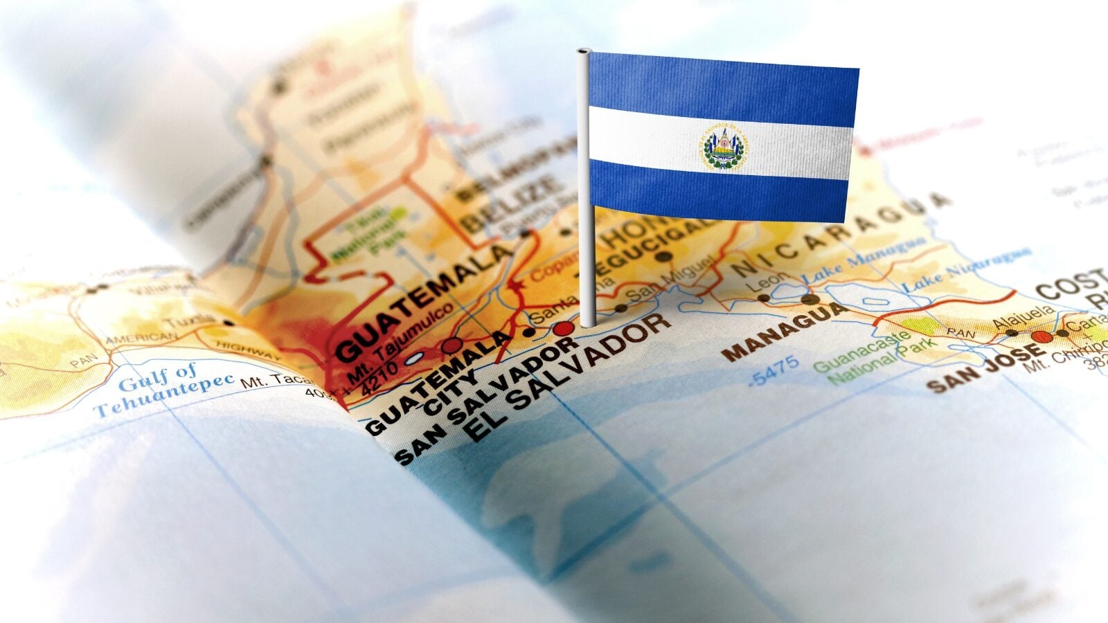 Why Do They Resist? Factors Explaining Judicial Resilience Against Authoritarianism in Latin America: The Case of El Salvador — ¿Por qué resisten? Factores explicativos de la resiliencia judicial frente al autoritarismo en América Latina. El caso de El Salvador