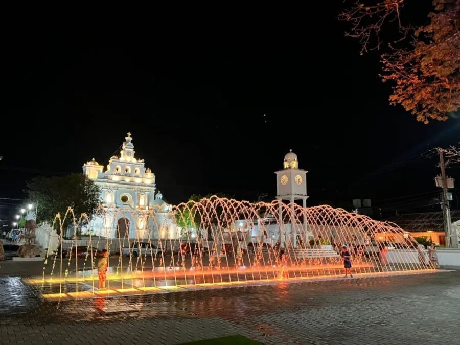 Fountains in Metapán park cost nearly half a million dollars, but who carried out the project remains unknown — Fuentes de parque de Metapán costaron casi medio millón de dólares, pero se desconoce quien ejecutó el proyecto