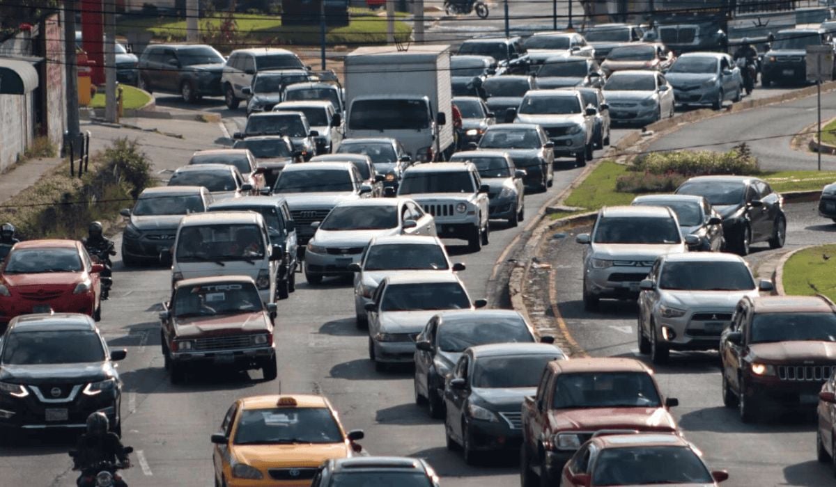 Salvadorans Lose 730 Hours a Year in Traffic, Expert Warns — Salvadoreños pierden 730 horas al año en el tráfico, advierte especialista