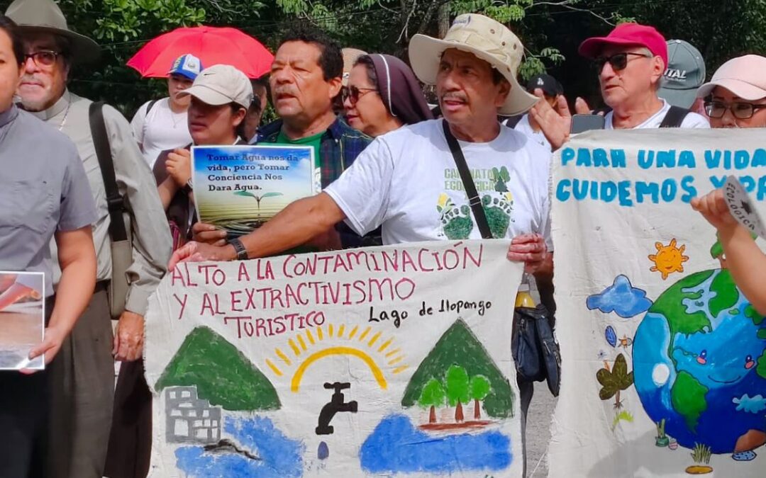 Ecological Walk Held with Call to Defend Common Goods — Realizan Caminata Ecológica con llamado a defender los bienes comunes