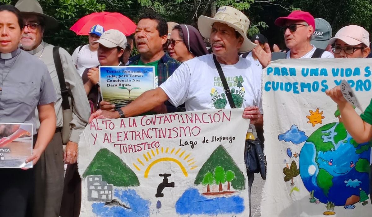 Ecological Walk Held with Call to Defend Common Goods — Realizan Caminata Ecológica con llamado a defender los bienes comunes