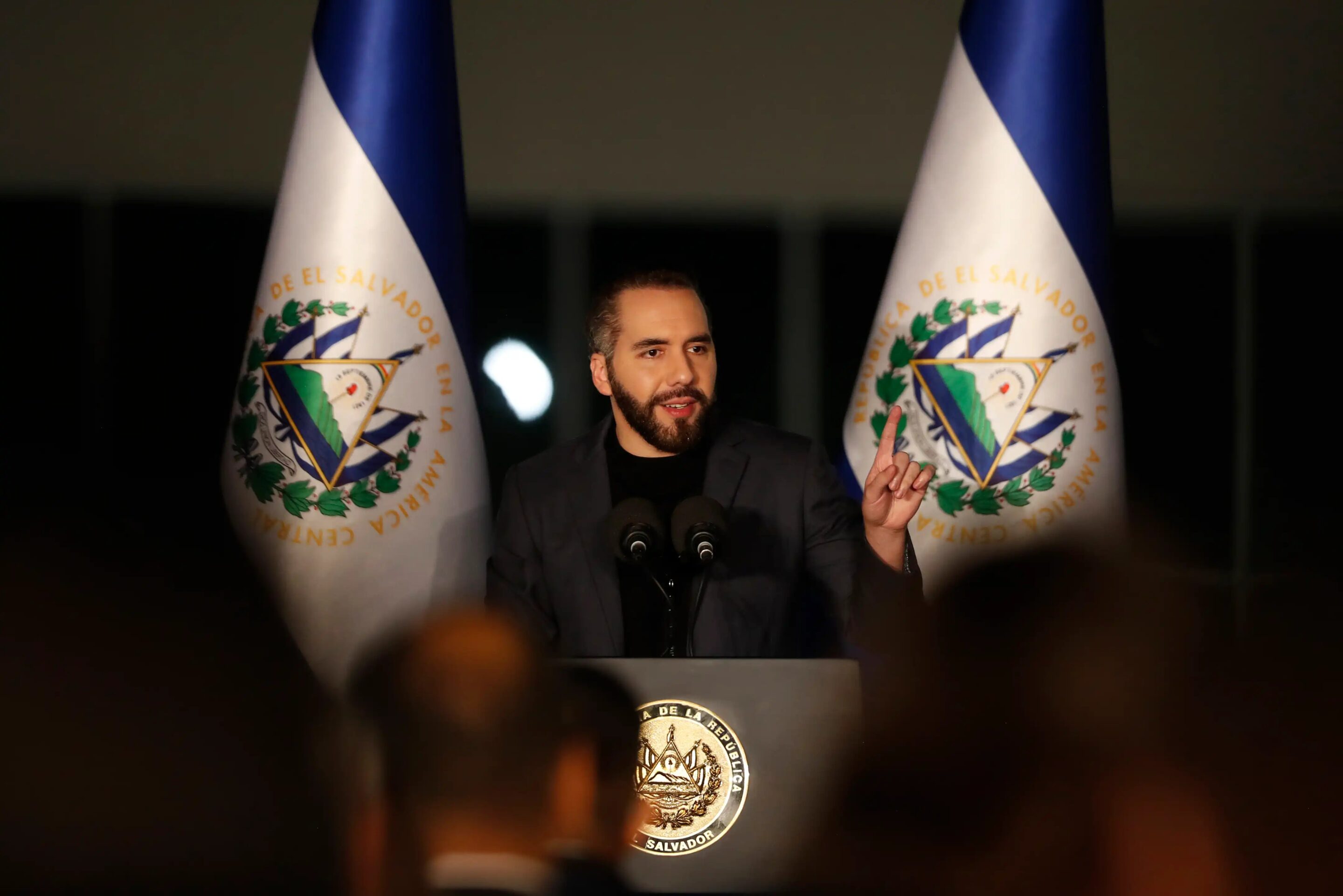 Bukele maintains support over security, but faces criticism over public debt and human rights — Bukele mantiene respaldo por la seguridad, pero enfrenta críticas por la deuda pública y los derechos humanos
