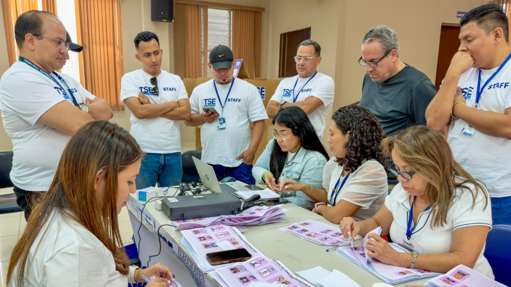 Romeo Auerbach returns to the TSE despite ban following voluntary retirement — Romeo Auerbach regresa al TSE pese a prohibición tras retiro voluntario