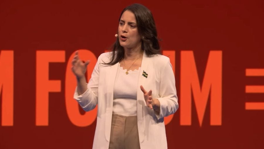 Claudia Ortiz says “reduction in violence is real” but people live “under another fear” in El Salvador — Claudia Ortiz dice “reducción de la violencia es real” pero se vive “bajo otro miedo” en El Salvador