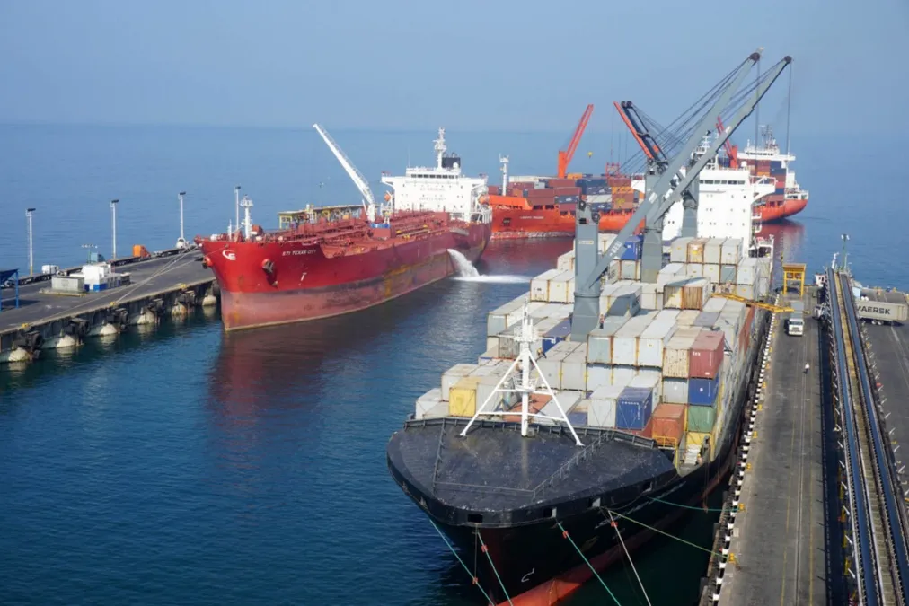 Port of Acajutla suspends dock operations due to tides and Storm Cristina — Puerto de Acajutla suspende operaciones en sus muelles ante mareas y tormenta Cristina