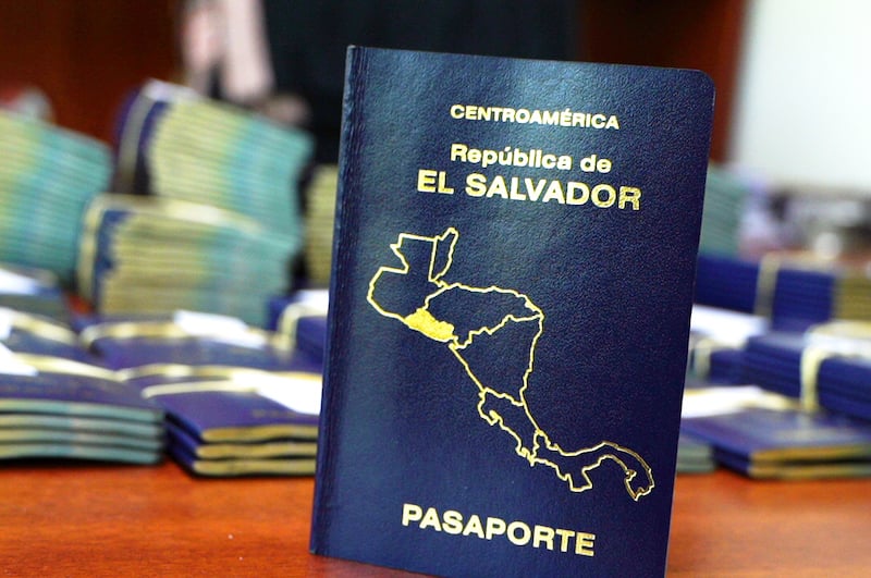 El Salvador has issued 189,196 passports in the first half of 2026, 44% in the U.S. — El Salvador ha emitido 189,196 pasaportes en primer semestre de 2026, un 44 % en EE.UU.