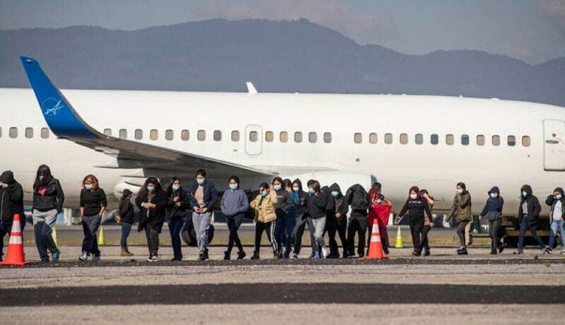 El Salvador receives 4,460 more deportees in first half of 2026 than a year ago, 93% from U.S. — El Salvador recibe 4,460 deportados más en primer semestre 2026 que hace un año, 93 % de EE.UU.