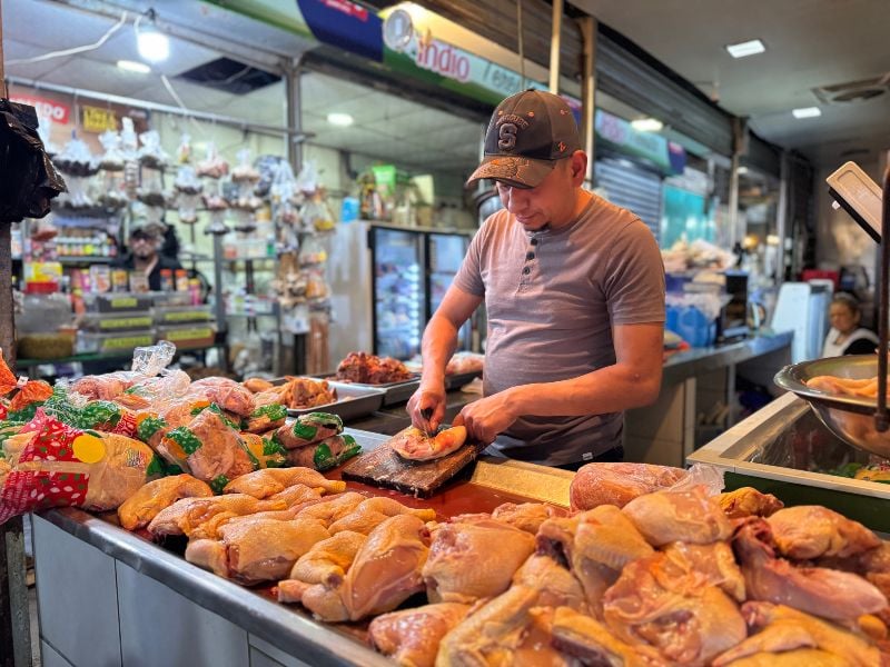 Six in Ten Informal Microenterprises Depend on Loans from Loan Sharks — Seis de cada diez microempresas informales dependen de los préstamos con usureros