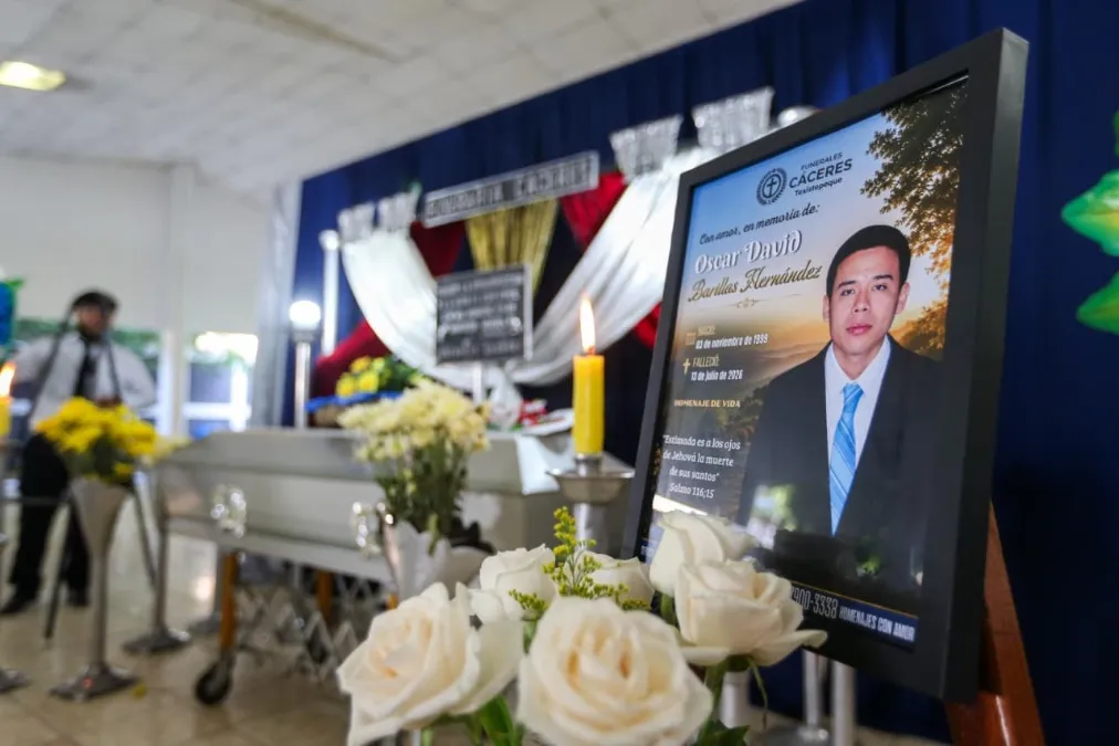 “They wouldn’t let me see him (…) they killed my son”: mother buries her son who died after four years detained under El Salvador’s state of exception — “No me dejaron verlo (…) mataron a mi hijo”: madre entierra a su hijo fallecido tras cuatro años detenido bajo régimen de excepción en El Salvador