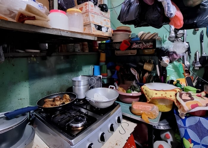 4 dollars a day for a roof: the reality of tenements in El Salvador — 4 dólares diarios por un techo: la realidad de los mesones en El Salvador