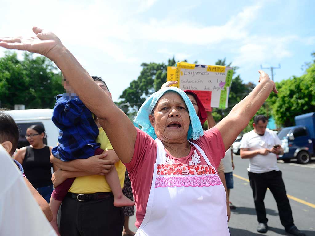 Valle Verde residents say water crisis is affecting school attendance and health — Habitantes de Valle Verde denuncian que crisis de agua afecta asistencia escolar y salud
