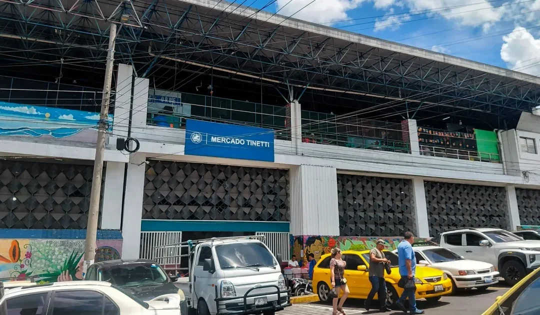 Tinetti market vendors denounce charges of up to $25,000 for alleged outstanding debts — Comerciantes del mercado Tinetti denuncian cobros de hasta $25 mil por supuestas deudas pendientes