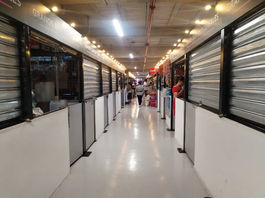 FEATURE: “In this market, there are more empty stalls than occupied ones” — RELATO: “En este mercado hay más puestos solos que ocupados”