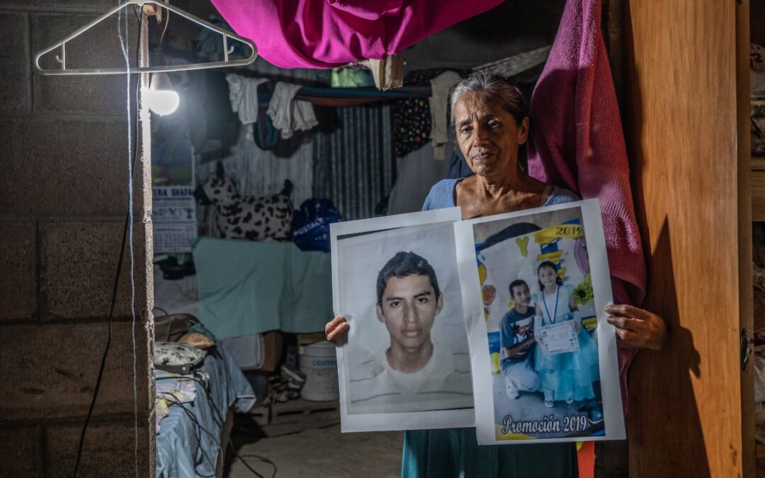 The women holding together the families of victims of repression in El Salvador: “I wish I were an ant so I could slip into the prison and tell my son that I’m still here waiting for him” — Las mujeres que sostienen las familias víctimas de la represión en El Salvador: “Me gustaría ser hormiga para entrar en la cárcel y decirle a mi hijo que aquí sigo esperándolo”