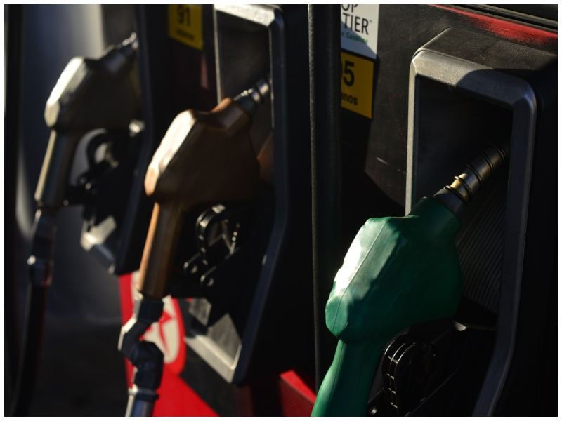 Oil prices retreat, but fuel prices in the country still haven’t dropped — El precio del petróleo retrocede, pero los combustibles siguen sin bajar en el país
