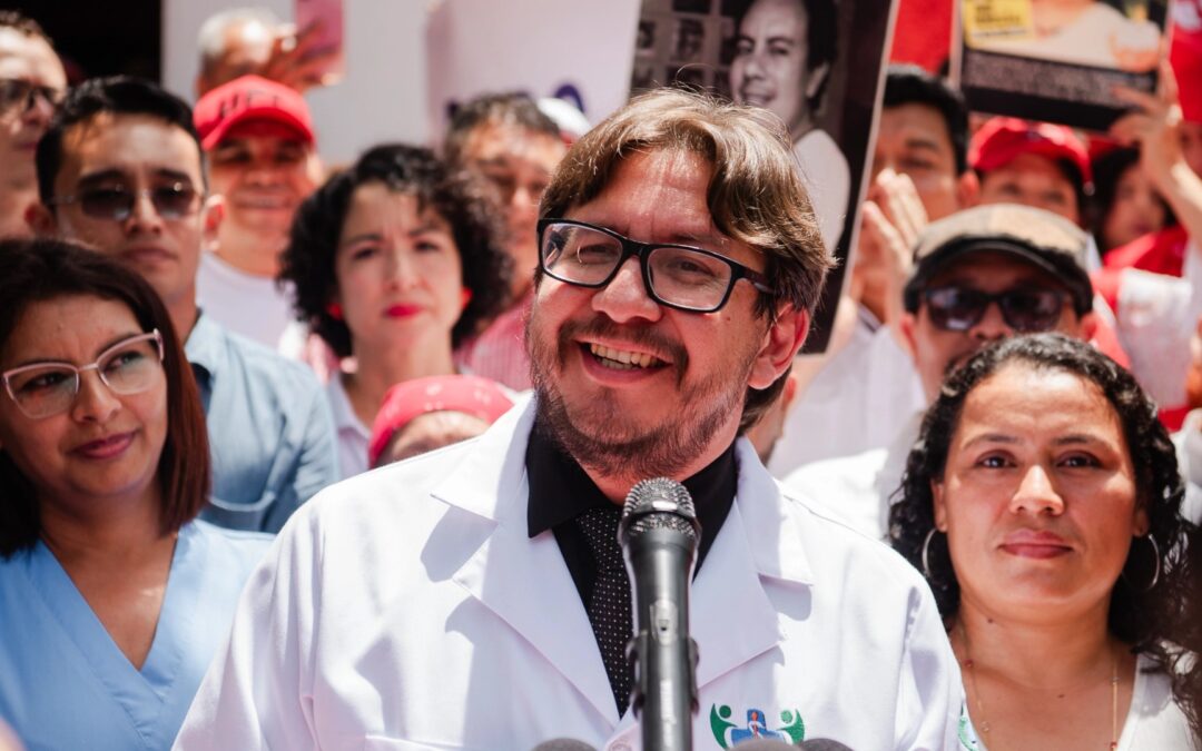 Dr. Rafael Aguirre launches an uphill presidential bid with a dying FMLN — El doctor Rafael Aguirre se lanza a una contienda presidencial en desventaja y con un FMLN en agonía