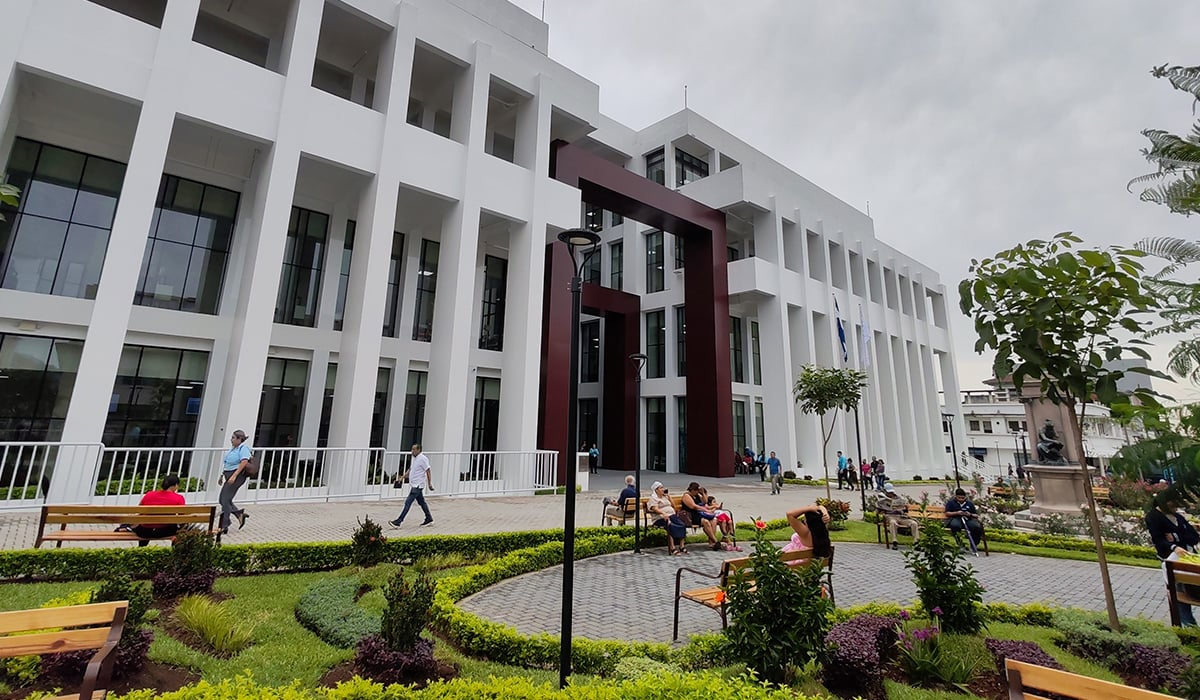 37 foreign doctors resigned in less than a year despite salaries of up to $8,000 — 37 médicos extranjeros renunciaron en menos de un año pese a salarios de hasta $8,000