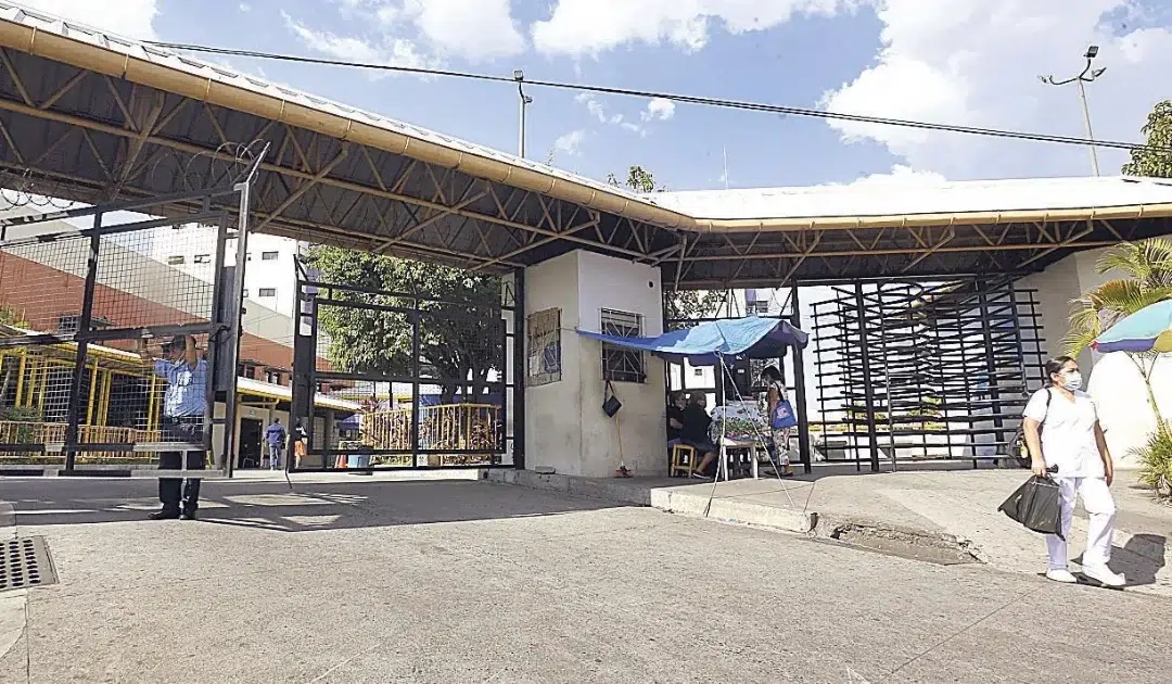 Dismissed ISSS workers to request meeting with Salvadoran president — Despedidos del ISSS solicitarán reunión con el presidente salvadoreño
