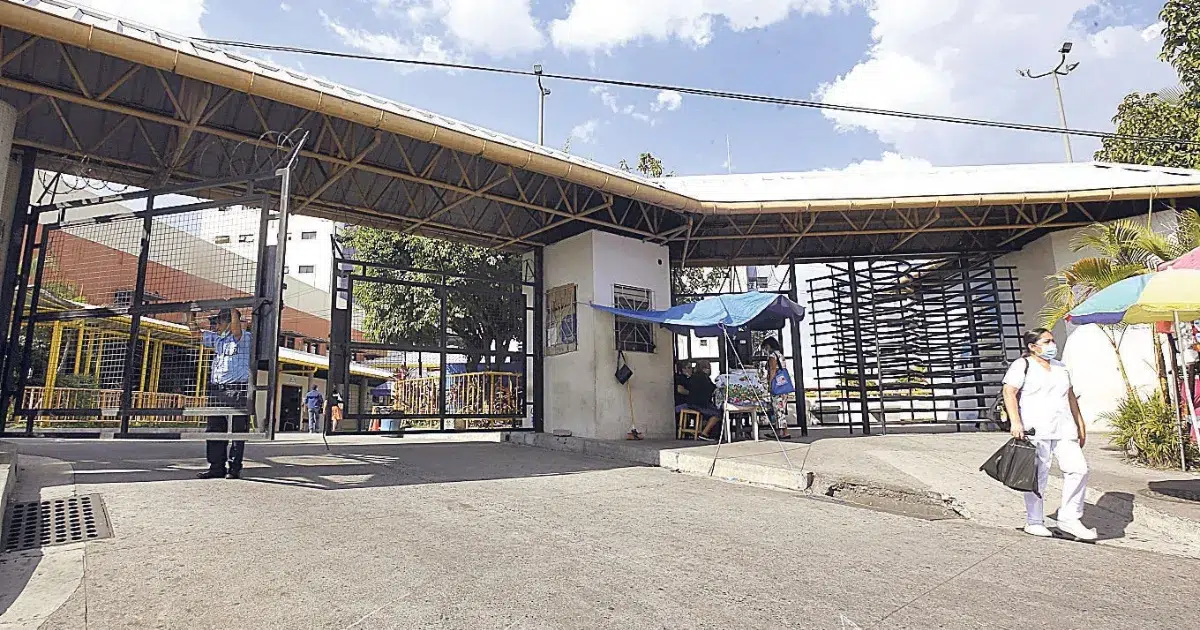 Dismissed ISSS workers to request meeting with Salvadoran president — Despedidos del ISSS solicitarán reunión con el presidente salvadoreño