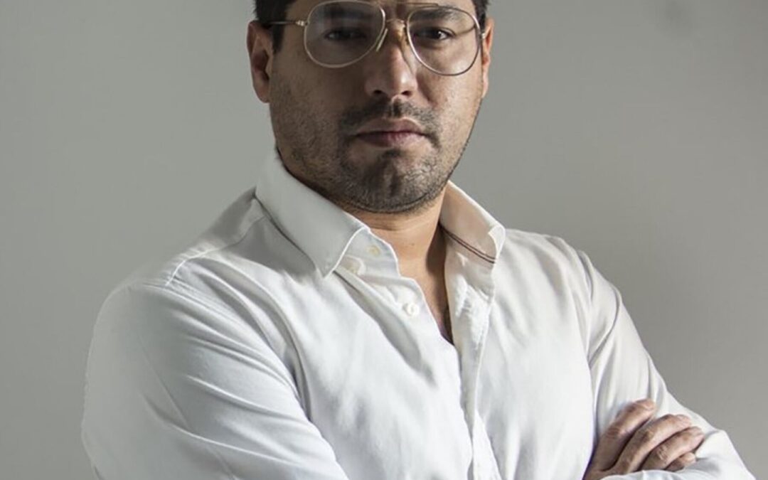 Óscar Martínez: “When the applause stops echoing in the plaza, Bukele is going to make military boots echo instead” — Óscar Martínez: “Cuando los aplausos dejen de sonar en la plaza, Bukele va a hacer que suenen las botas militares”