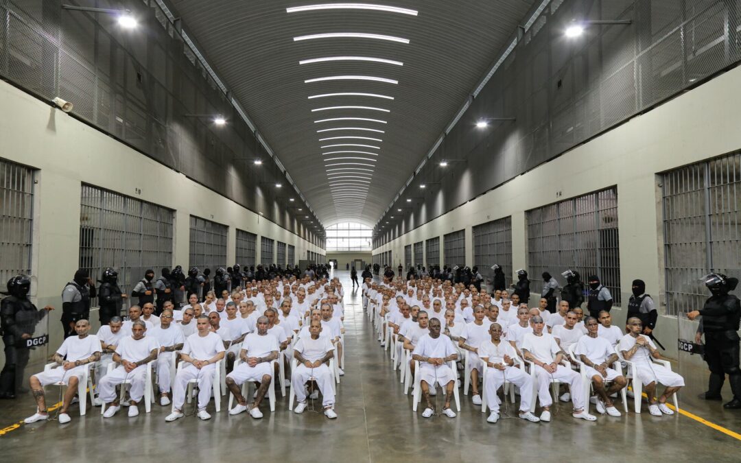 Mass trials without guarantees in El Salvador: “The judges are afraid, they’re convicting everyone” — Juicios masivos sin garantías en El Salvador: “Los jueces tienen miedo, los están condenando a todos”