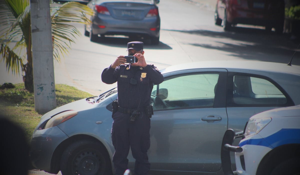 Lawyer denounces police harassment for defending people prosecuted under the state of exception — Abogado denuncia acoso policial por defender procesados bajo el régimen de excepción