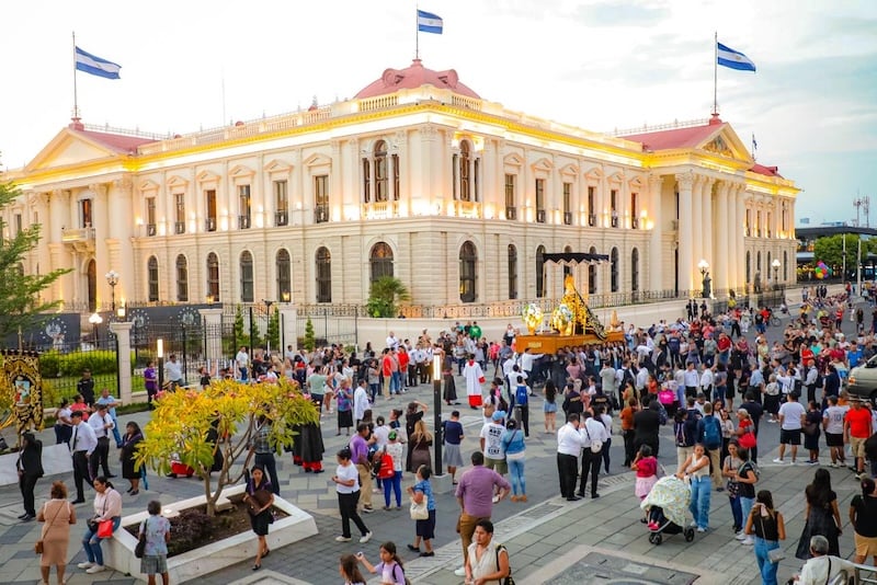 El Salvador Has High Acceptance of Non-Democratic Alternatives and Low Perception of Injustice in Political Process, Report Says — El Salvador con alta aceptación de alternativas no democráticas y baja percepción de injusticia en proceso político según informe