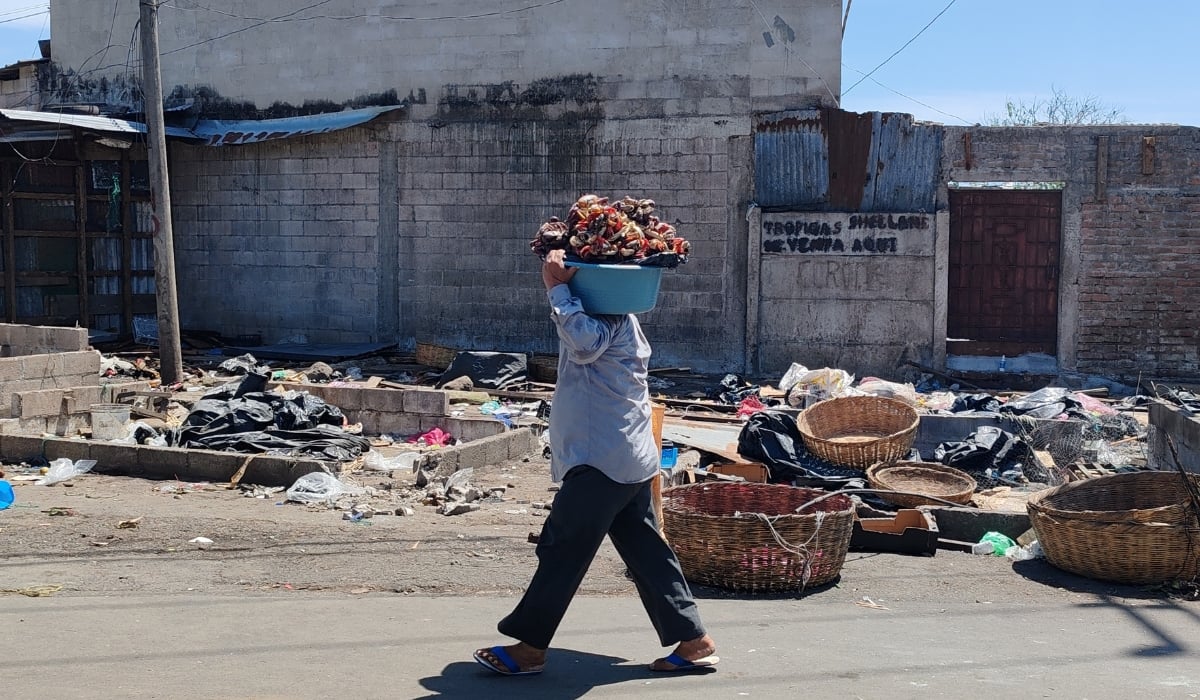 “This is the third time I’ve been evicted,” says vendor near the Central Market — “Es la tercera vez que me desalojan”, afirma vendedora de los alrededores del Mercado Central