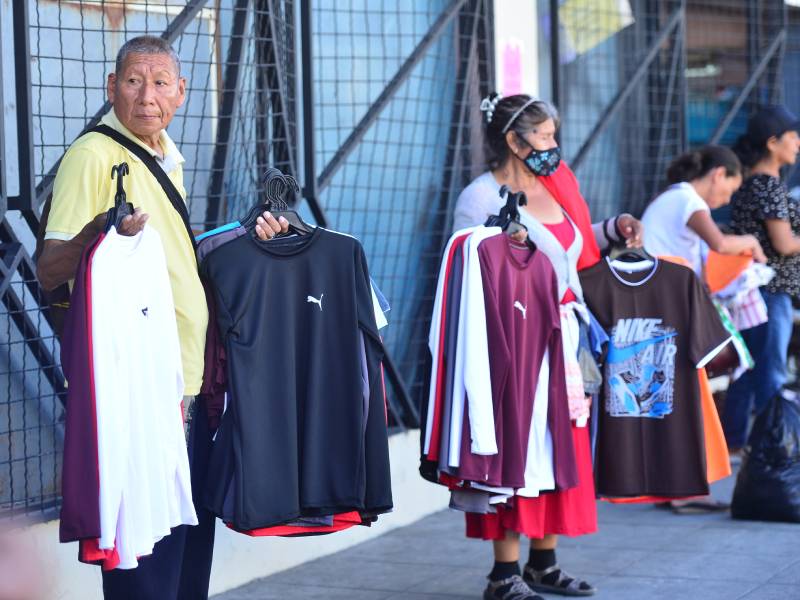 Only 23.5% of working-age Salvadorans have formal employment in the country — Solo el 23.5% de los salvadoreños en edad de trabajar tiene empleo formal en el país