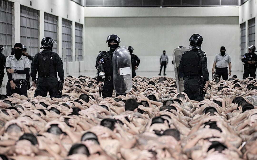 The hell of the innocent detained in El Salvador: “I have nightmares about going back into Bukele’s prisons” — El infierno de los inocentes detenidos en El Salvador: «Tengo pesadillas con volver a entrar en las cárceles de Bukele»