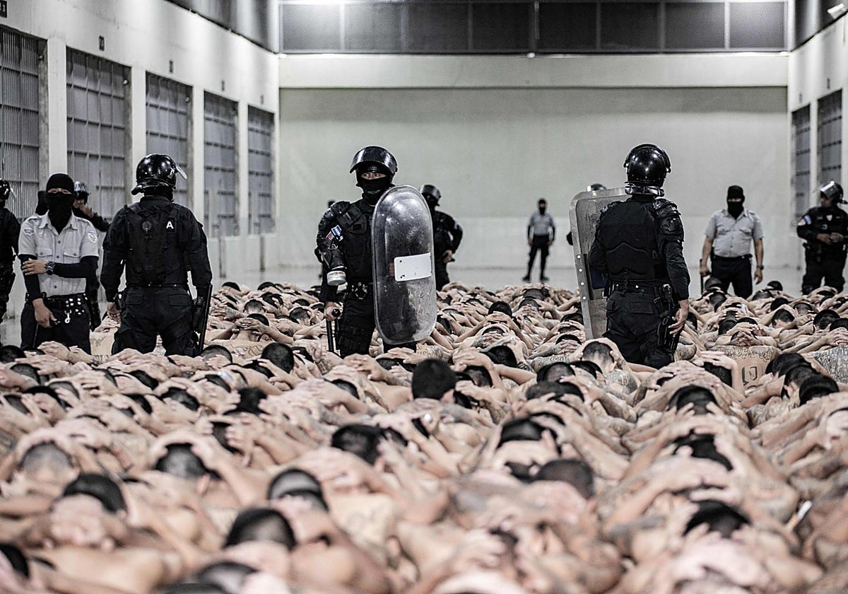 The hell of the innocent detained in El Salvador: “I have nightmares about going back into Bukele’s prisons” — El infierno de los inocentes detenidos en El Salvador: «Tengo pesadillas con volver a entrar en las cárceles de Bukele»