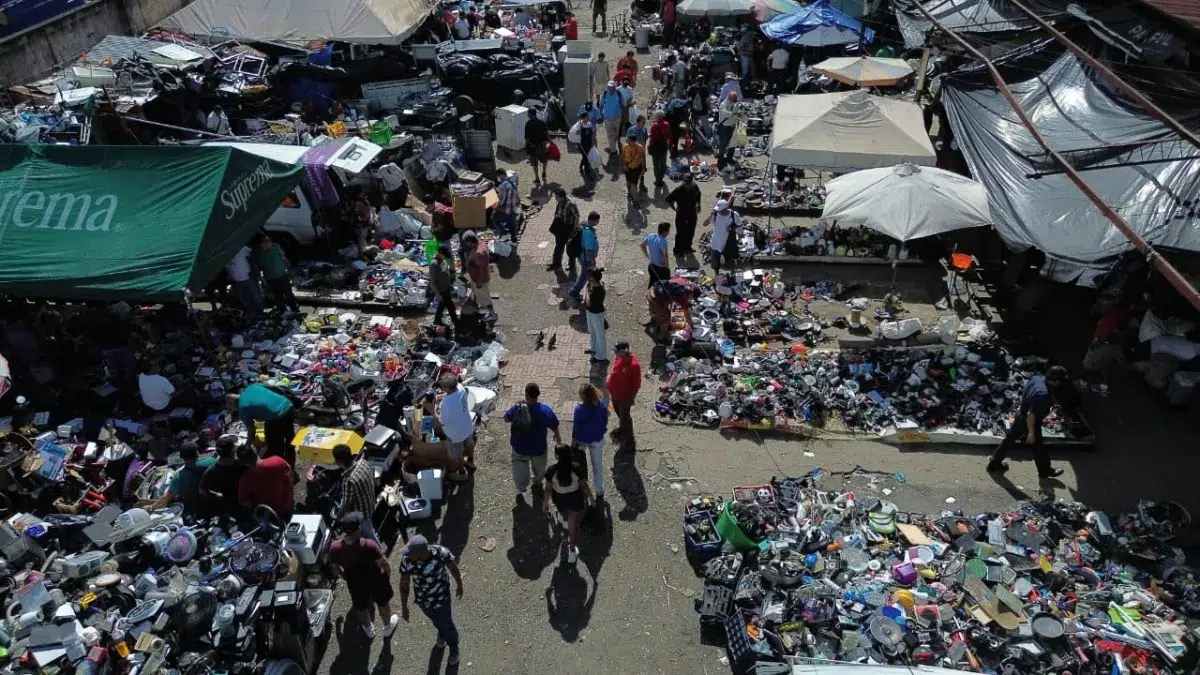 “We’re calling on the president and the mayor to let us make it to December”: Central Market vendors ask to postpone eviction — “Le hacemos un llamado al presidente y al alcalde, que nos dejen llegar a diciembre”: vendedores de mercado central piden postergar desalojo