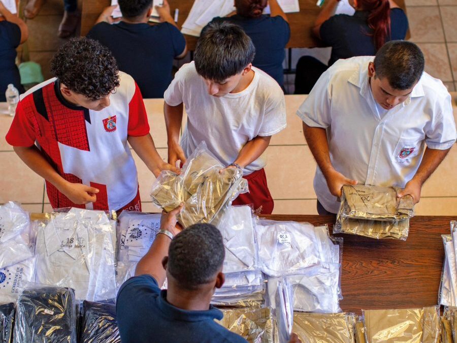 Uniform suppliers mark one year tied to an indefinite contract with no work — Proveedores de uniformes cumplen un año atados a un contrato indefinido y sin trabajo