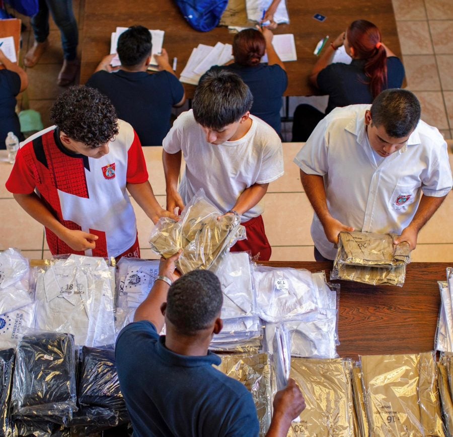 Uniform suppliers mark one year tied to an indefinite contract with no work — Proveedores de uniformes cumplen un año atados a un contrato indefinido y sin trabajo