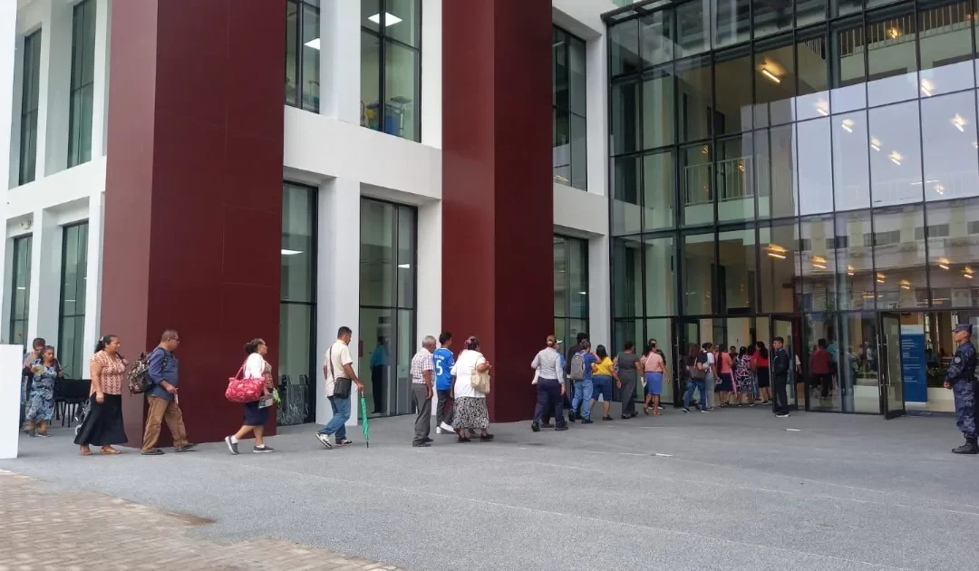 National Hospital Network has already received $90 million more than Hospital Rosales did in its final year — Red Nacional de Hospitales ya recibió $90 millones más que Hospital Rosales en su último año