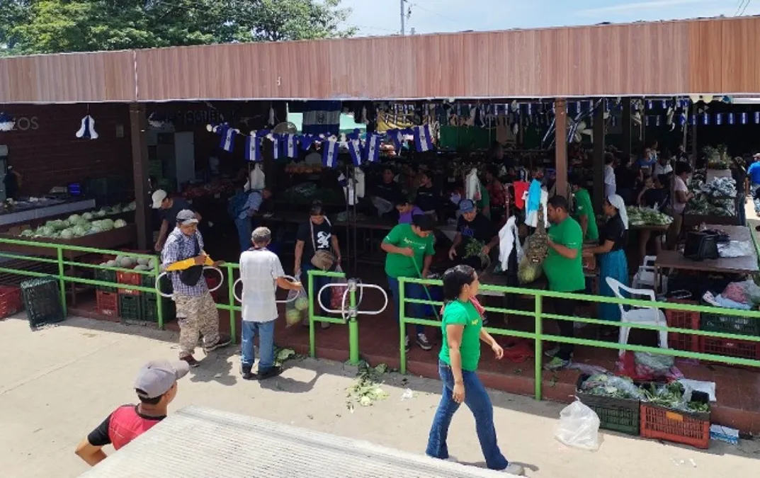 Vendors pay others $3 to buy vegetables for them at Zacatecoluca farmers’ market — Vendedores pagan $3 a otras personas para que les compren verduras en agromercado de Zacatecoluca