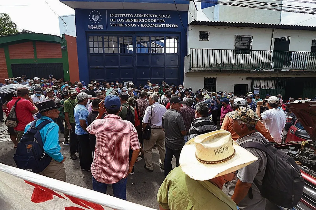 Nearly 3,000 FAES veterans have not received their pension in 2026 — Cerca de 3 mil veteranos de la FAES no han recibido pensión en 2026