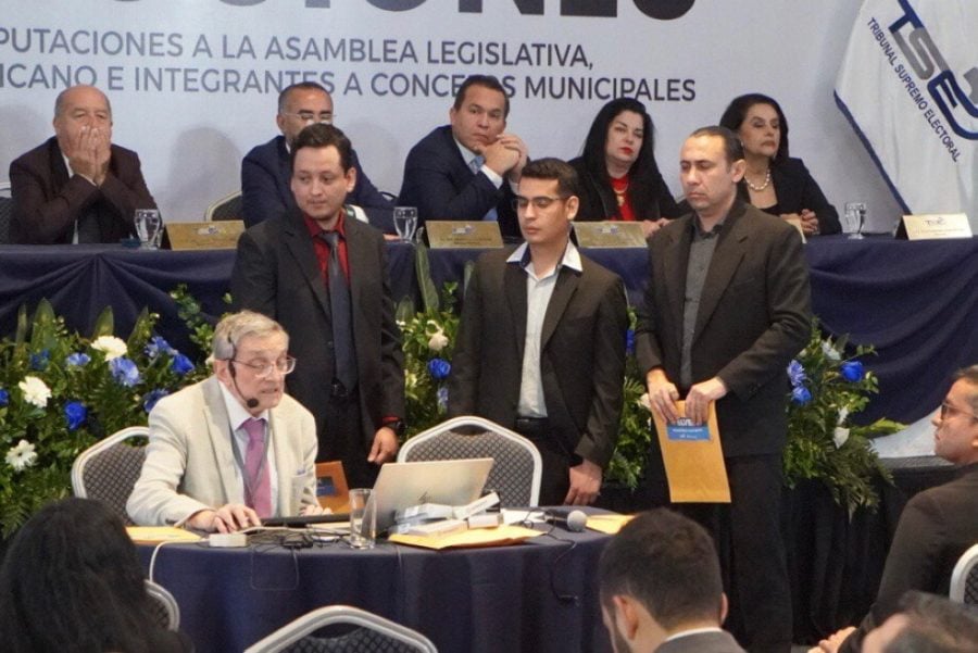 TSE awards Spain’s INDRA $30.7 million contract for 2027 electronic voting by Salvadorans abroad — TSE adjudica a española INDRA voto electrónico de salvadoreños en el extranjero 2027 por $30.7 millones