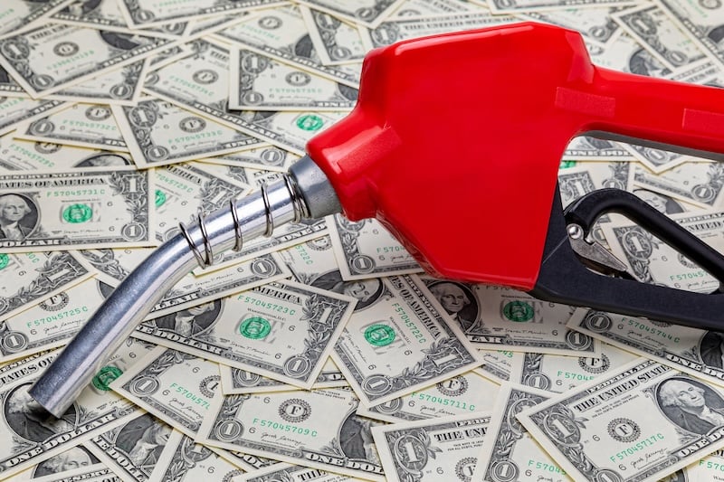Premium gasoline price to exceed $5 per gallon this two-week period — El precio de gasolina súper sobrepasará los $5 por galón esta quincena