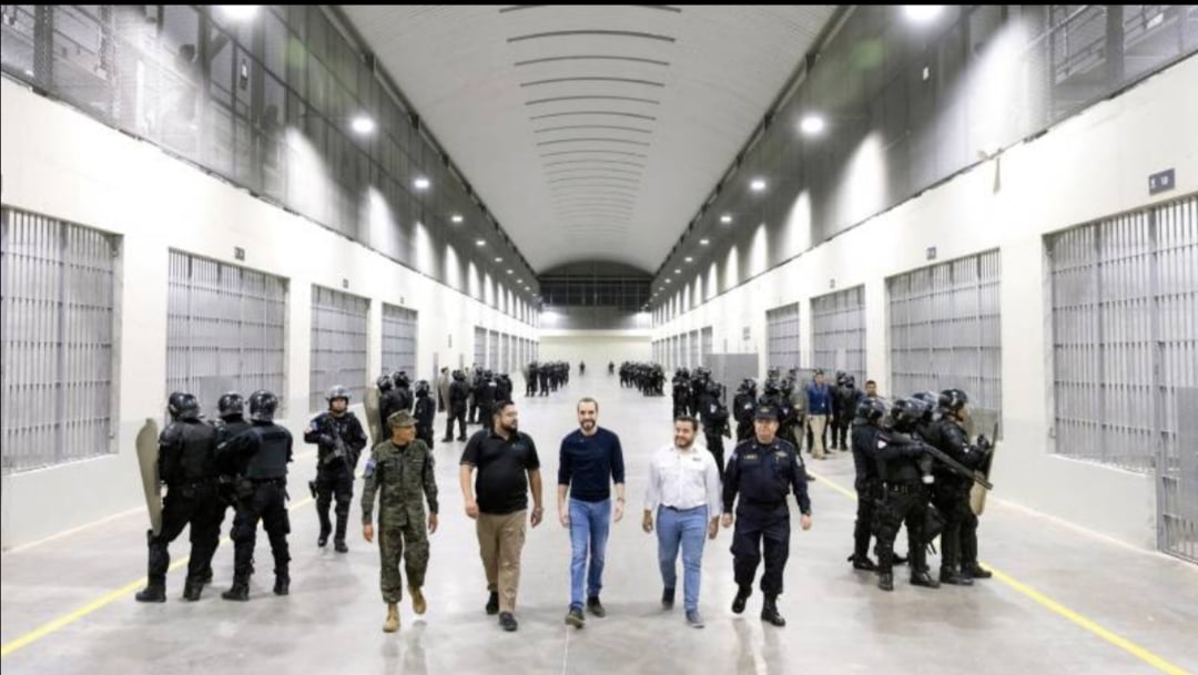 Families still without answers about 30 Salvadorans sent to CECOT alongside deported Venezuelans — Familias siguen sin respuestas sobre 30 salvadoreños enviados al CECOT junto a venezolanos deportados