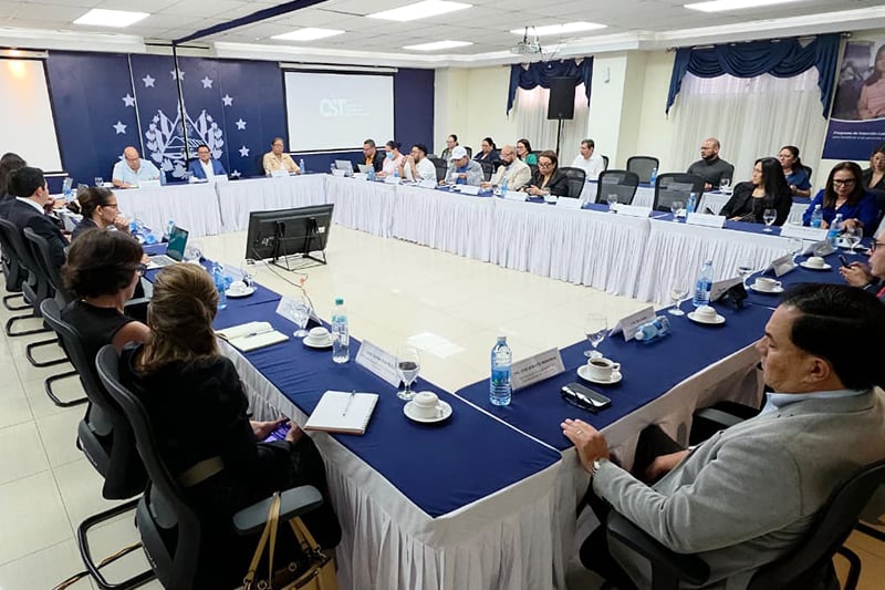 Labor Ministry to wrap up consultation on workweek reform this week — Ministerio de Trabajo finaliza esta semana consulta para reformar la jornada laboral