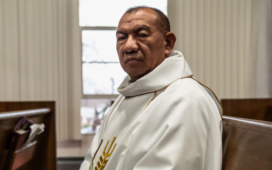 The Priest Preparing to Care for 31 Children If ICE Detains Their Parents — El sacerdote que se prepara para cuidar a 31 niños si el ICE detiene a sus padres